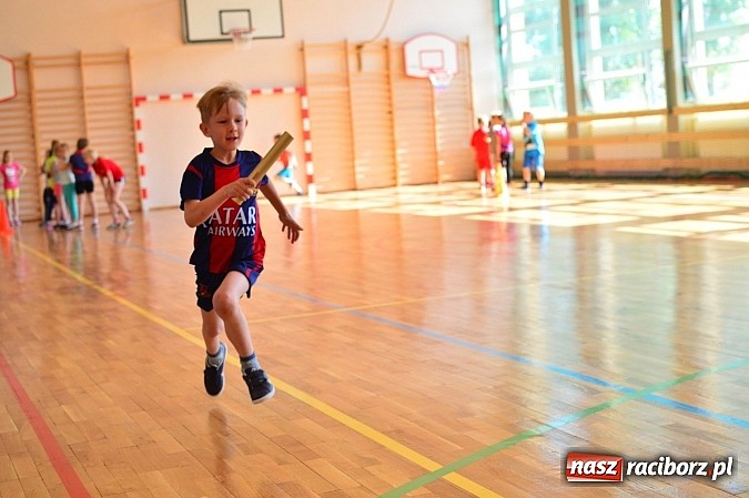 Zdjęcie w galerii na portalu naszraciborz.pl: Uczniowie bieńkowickiej szkoły obchodzą swoje święto na sportowo  wiadomości z regionu