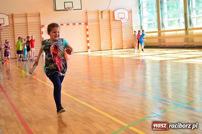 Zdjęcie w galerii na portalu naszraciborz.pl: Uczniowie bieńkowickiej szkoły obchodzą swoje święto na sportowo  wiadomości z regionu