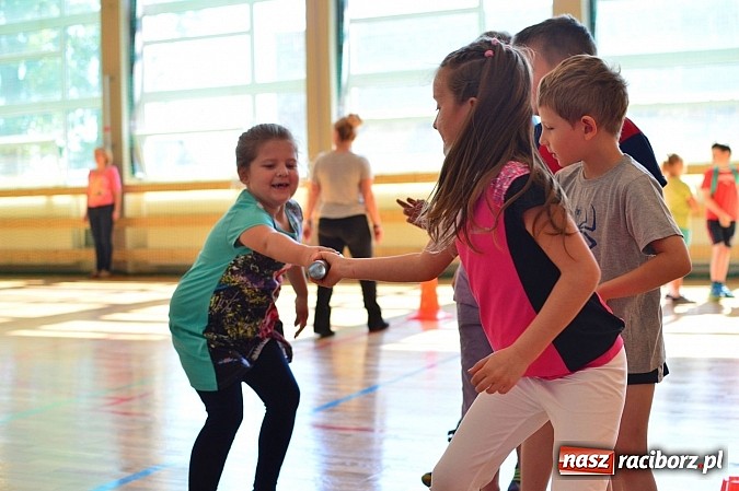 Zdjęcie w galerii na portalu naszraciborz.pl: Uczniowie bieńkowickiej szkoły obchodzą swoje święto na sportowo  wiadomości z regionu