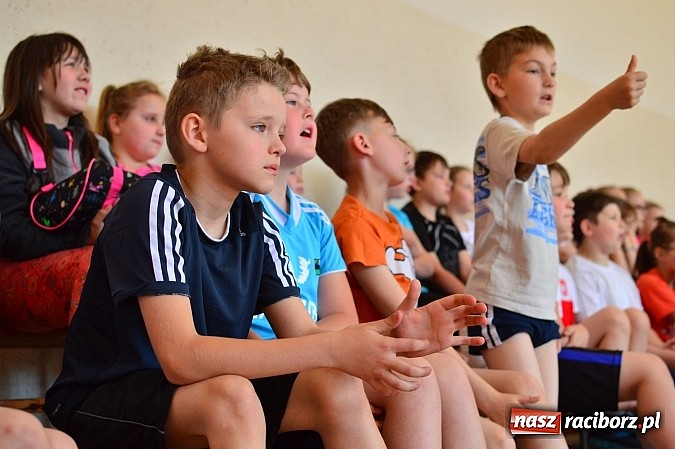 Zdjęcie w galerii na portalu naszraciborz.pl: Uczniowie bieńkowickiej szkoły obchodzą swoje święto na sportowo  wiadomości z regionu
