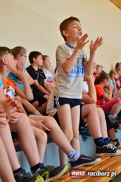 Zdjęcie w galerii na portalu naszraciborz.pl: Uczniowie bieńkowickiej szkoły obchodzą swoje święto na sportowo  wiadomości z regionu