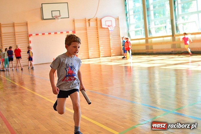 Zdjęcie w galerii na portalu naszraciborz.pl: Uczniowie bieńkowickiej szkoły obchodzą swoje święto na sportowo  wiadomości z regionu