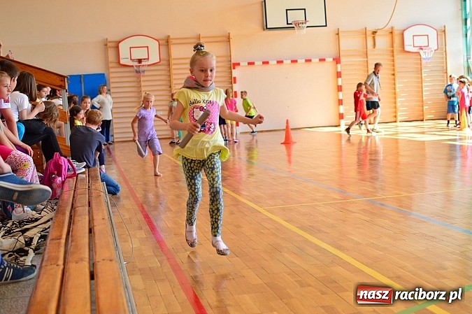 Zdjęcie w galerii na portalu naszraciborz.pl: Uczniowie bieńkowickiej szkoły obchodzą swoje święto na sportowo  wiadomości z regionu