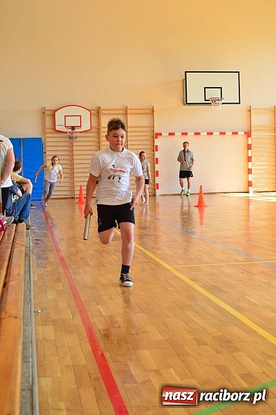 Zdjęcie w galerii na portalu naszraciborz.pl: Uczniowie bieńkowickiej szkoły obchodzą swoje święto na sportowo  wiadomości z regionu