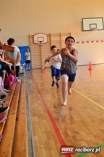 Zdjęcie w galerii na portalu naszraciborz.pl: Uczniowie bieńkowickiej szkoły obchodzą swoje święto na sportowo  wiadomości z regionu