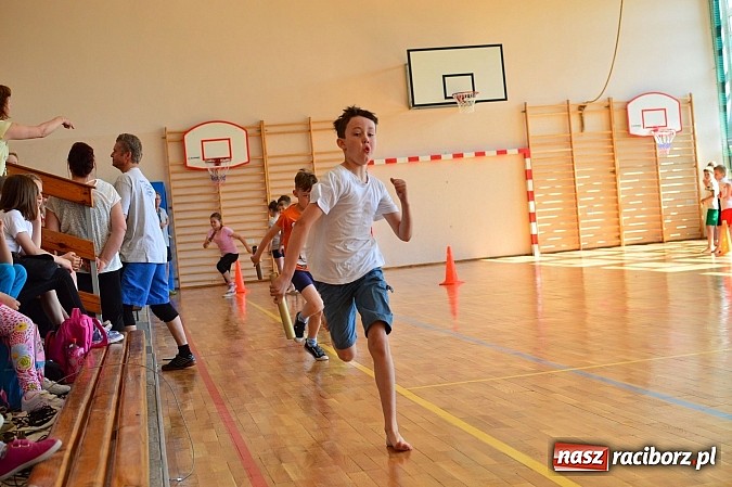 Zdjęcie w galerii na portalu naszraciborz.pl: Uczniowie bieńkowickiej szkoły obchodzą swoje święto na sportowo  wiadomości z regionu