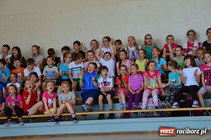 Zdjęcie w galerii na portalu naszraciborz.pl: Uczniowie bieńkowickiej szkoły obchodzą swoje święto na sportowo  wiadomości z regionu