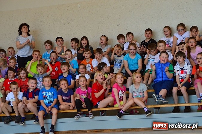Zdjęcie w galerii na portalu naszraciborz.pl: Uczniowie bieńkowickiej szkoły obchodzą swoje święto na sportowo  wiadomości z regionu