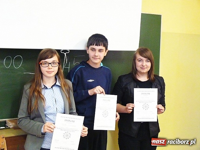 Zdjęcie w galerii na portalu naszraciborz.pl: W ZSG w Nędzy udowodnili, że o Skłodowskiej-Curie wiedzą dużo! wiadomości z regionu