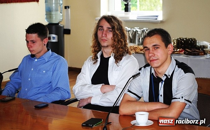 Zdjęcie w galerii na portalu naszraciborz.pl: Sprawy młodych na uroczystej sesji Młodzieżowej Rady Miejskiej wiadomości z regionu