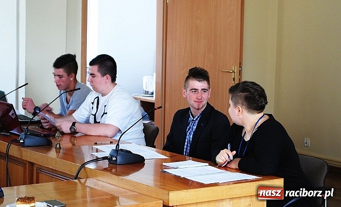 Zdjęcie w galerii na portalu naszraciborz.pl: Sprawy młodych na uroczystej sesji Młodzieżowej Rady Miejskiej wiadomości z regionu