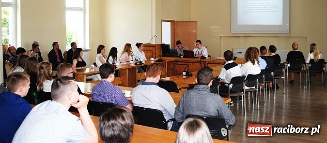 Zdjęcie w galerii na portalu naszraciborz.pl: Sprawy młodych na uroczystej sesji Młodzieżowej Rady Miejskiej wiadomości z regionu