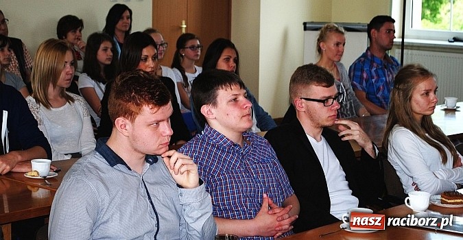 Zdjęcie w galerii na portalu naszraciborz.pl: Sprawy młodych na uroczystej sesji Młodzieżowej Rady Miejskiej wiadomości z regionu