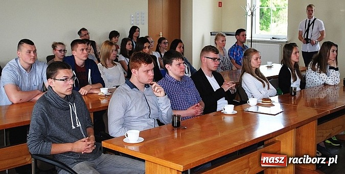 Zdjęcie w galerii na portalu naszraciborz.pl: Sprawy młodych na uroczystej sesji Młodzieżowej Rady Miejskiej wiadomości z regionu