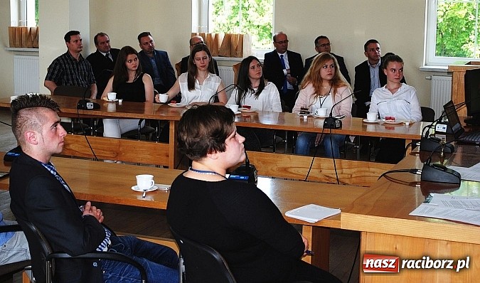 Zdjęcie w galerii na portalu naszraciborz.pl: Sprawy młodych na uroczystej sesji Młodzieżowej Rady Miejskiej wiadomości z regionu