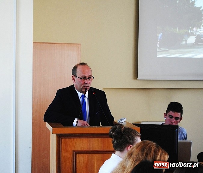 Zdjęcie w galerii na portalu naszraciborz.pl: Sprawy młodych na uroczystej sesji Młodzieżowej Rady Miejskiej wiadomości z regionu