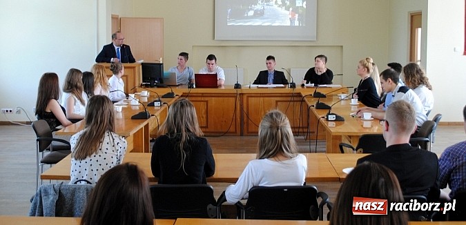 Zdjęcie w galerii na portalu naszraciborz.pl: Sprawy młodych na uroczystej sesji Młodzieżowej Rady Miejskiej wiadomości z regionu