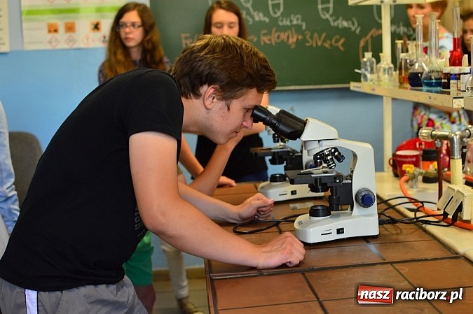 Zdjęcie w galerii na portalu naszraciborz.pl: W Zespole Szkół Zawodowych zorganizowano warsztaty kryminalistyczne dla gimnazjalistów wiadomości z regionu