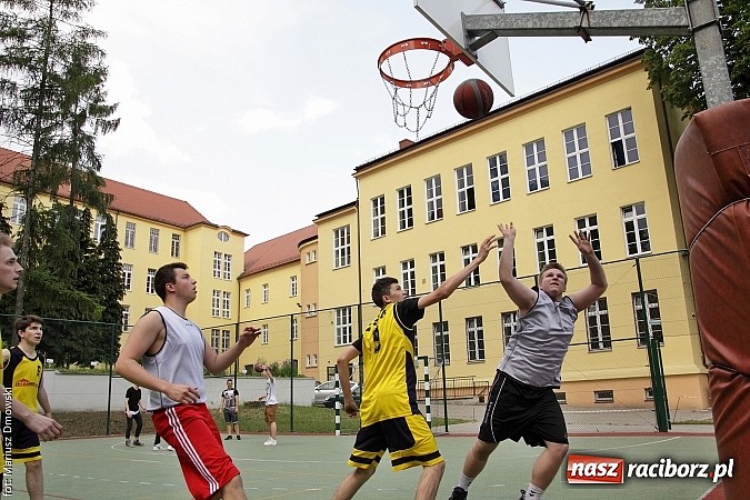 Zdjęcie w galerii na portalu naszraciborz.pl: ZSO 2 Abstynenci najlepsi w turnieju Streetball 2015 w Ekonomiku wiadomości z regionu