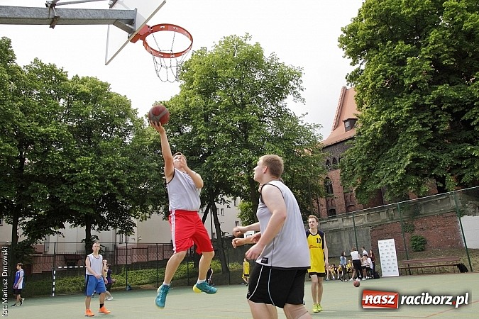 Zdjęcie w galerii na portalu naszraciborz.pl: ZSO 2 Abstynenci najlepsi w turnieju Streetball 2015 w Ekonomiku wiadomości z regionu
