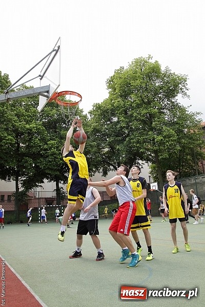 Zdjęcie w galerii na portalu naszraciborz.pl: ZSO 2 Abstynenci najlepsi w turnieju Streetball 2015 w Ekonomiku wiadomości z regionu