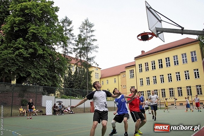 Zdjęcie w galerii na portalu naszraciborz.pl: ZSO 2 Abstynenci najlepsi w turnieju Streetball 2015 w Ekonomiku wiadomości z regionu