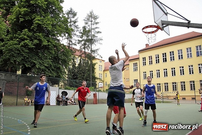 Zdjęcie w galerii na portalu naszraciborz.pl: ZSO 2 Abstynenci najlepsi w turnieju Streetball 2015 w Ekonomiku wiadomości z regionu