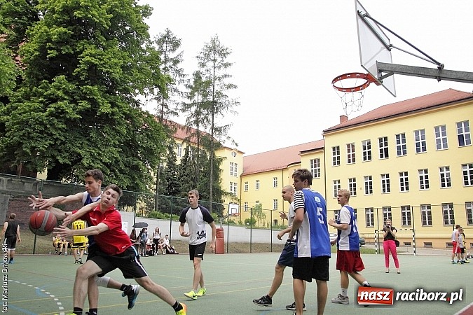 Zdjęcie w galerii na portalu naszraciborz.pl: ZSO 2 Abstynenci najlepsi w turnieju Streetball 2015 w Ekonomiku wiadomości z regionu