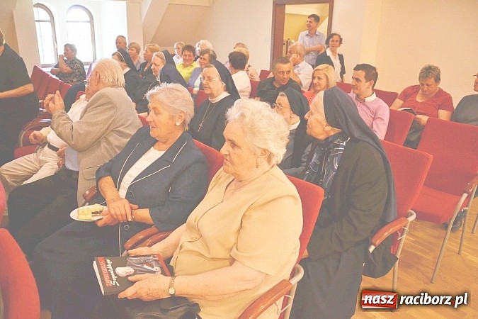 Zdjęcie w galerii na portalu naszraciborz.pl: Zapiski księdza Szywalskiego - prezentacja książki na zamku wiadomości z regionu