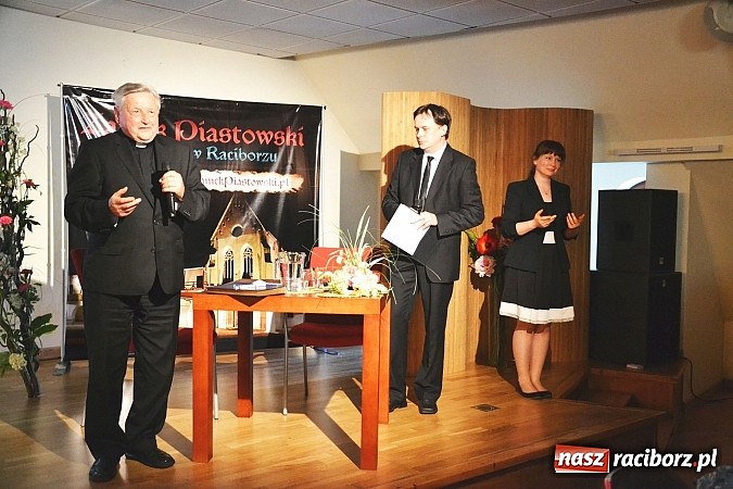 Zdjęcie w galerii na portalu naszraciborz.pl: Zapiski księdza Szywalskiego - prezentacja książki na zamku wiadomości z regionu
