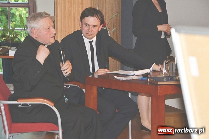 Zdjęcie w galerii na portalu naszraciborz.pl: Zapiski księdza Szywalskiego - prezentacja książki na zamku wiadomości z regionu