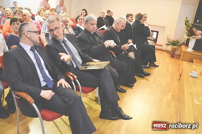 Zdjęcie w galerii na portalu naszraciborz.pl: Zapiski księdza Szywalskiego - prezentacja książki na zamku wiadomości z regionu