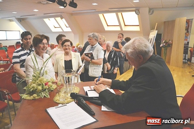 Zdjęcie w galerii na portalu naszraciborz.pl: Zapiski księdza Szywalskiego - prezentacja książki na zamku wiadomości z regionu