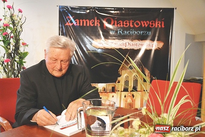 Zdjęcie w galerii na portalu naszraciborz.pl: Zapiski księdza Szywalskiego - prezentacja książki na zamku wiadomości z regionu