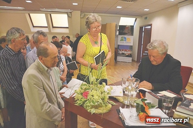 Zdjęcie w galerii na portalu naszraciborz.pl: Zapiski księdza Szywalskiego - prezentacja książki na zamku wiadomości z regionu