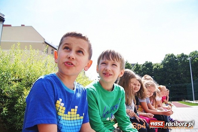 Zdjęcie w galerii na portalu naszraciborz.pl: W Szkole Podstawowej nr 4 tańczyli w rytm disco wiadomości z regionu