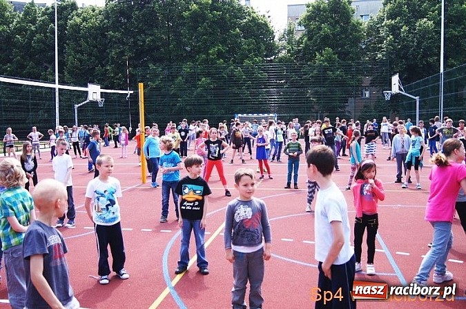 Zdjęcie w galerii na portalu naszraciborz.pl: W Szkole Podstawowej nr 4 tańczyli w rytm disco wiadomości z regionu