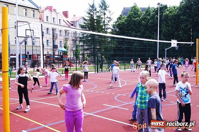 Zdjęcie w galerii na portalu naszraciborz.pl: W Szkole Podstawowej nr 4 tańczyli w rytm disco wiadomości z regionu