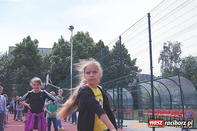 Zdjęcie w galerii na portalu naszraciborz.pl: W Szkole Podstawowej nr 4 tańczyli w rytm disco wiadomości z regionu