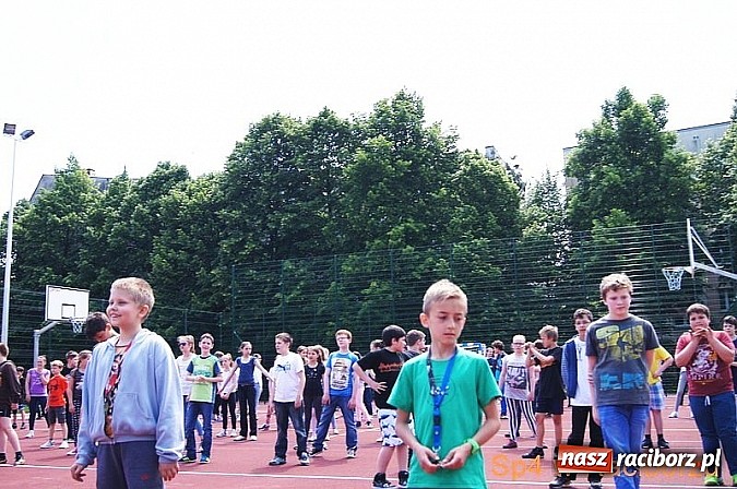 Zdjęcie w galerii na portalu naszraciborz.pl: W Szkole Podstawowej nr 4 tańczyli w rytm disco wiadomości z regionu