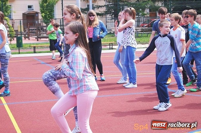 Zdjęcie w galerii na portalu naszraciborz.pl: W Szkole Podstawowej nr 4 tańczyli w rytm disco wiadomości z regionu