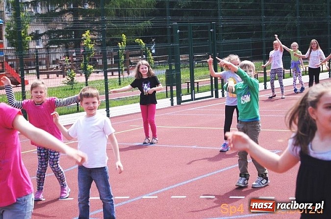 Zdjęcie w galerii na portalu naszraciborz.pl: W Szkole Podstawowej nr 4 tańczyli w rytm disco wiadomości z regionu