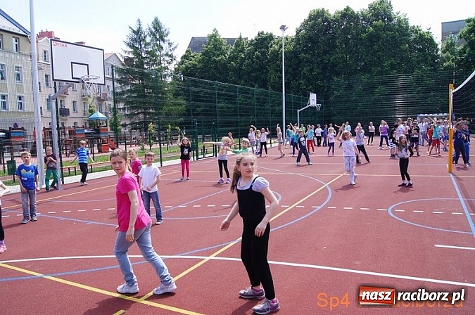 Zdjęcie w galerii na portalu naszraciborz.pl: W Szkole Podstawowej nr 4 tańczyli w rytm disco wiadomości z regionu