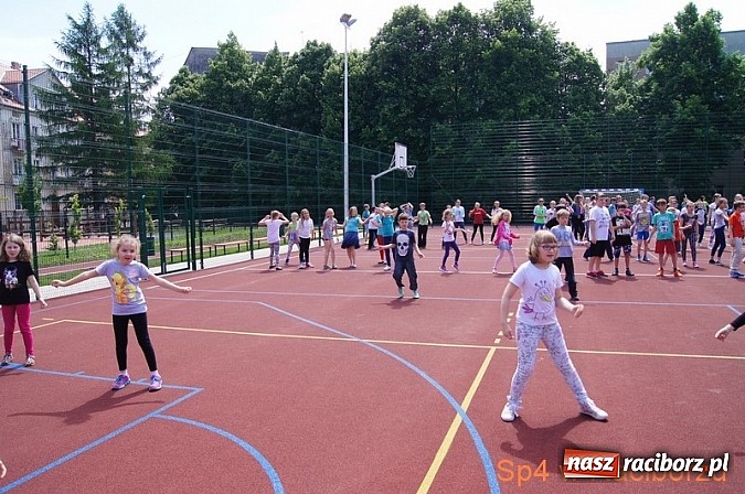 Zdjęcie w galerii na portalu naszraciborz.pl: W Szkole Podstawowej nr 4 tańczyli w rytm disco wiadomości z regionu