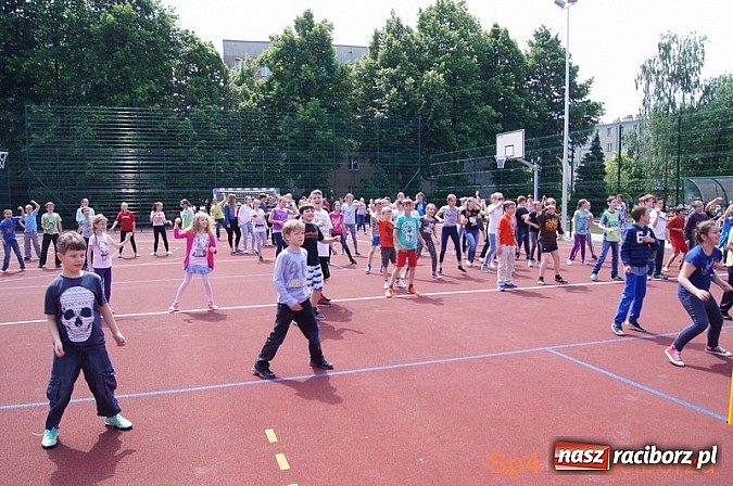 Zdjęcie w galerii na portalu naszraciborz.pl: W Szkole Podstawowej nr 4 tańczyli w rytm disco wiadomości z regionu