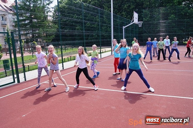 Zdjęcie w galerii na portalu naszraciborz.pl: W Szkole Podstawowej nr 4 tańczyli w rytm disco wiadomości z regionu