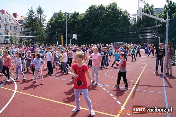 Zdjęcie w galerii na portalu naszraciborz.pl: W Szkole Podstawowej nr 4 tańczyli w rytm disco wiadomości z regionu