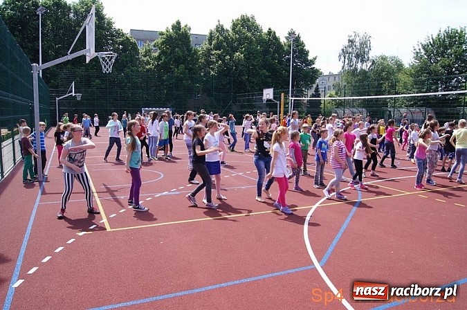 Zdjęcie w galerii na portalu naszraciborz.pl: W Szkole Podstawowej nr 4 tańczyli w rytm disco wiadomości z regionu