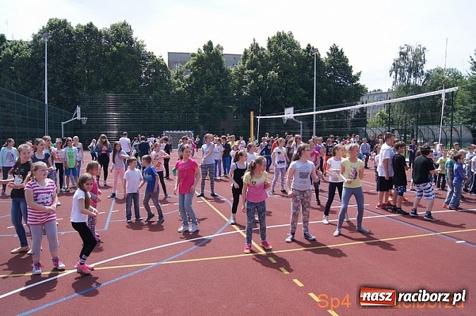 Zdjęcie w galerii na portalu naszraciborz.pl: W Szkole Podstawowej nr 4 tańczyli w rytm disco wiadomości z regionu