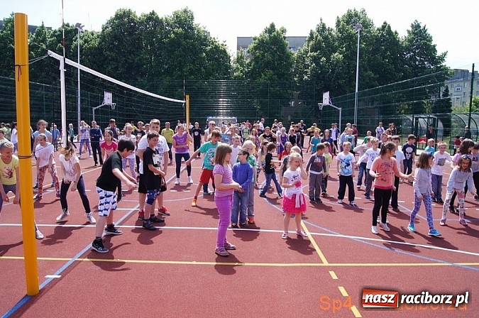 Zdjęcie w galerii na portalu naszraciborz.pl: W Szkole Podstawowej nr 4 tańczyli w rytm disco wiadomości z regionu